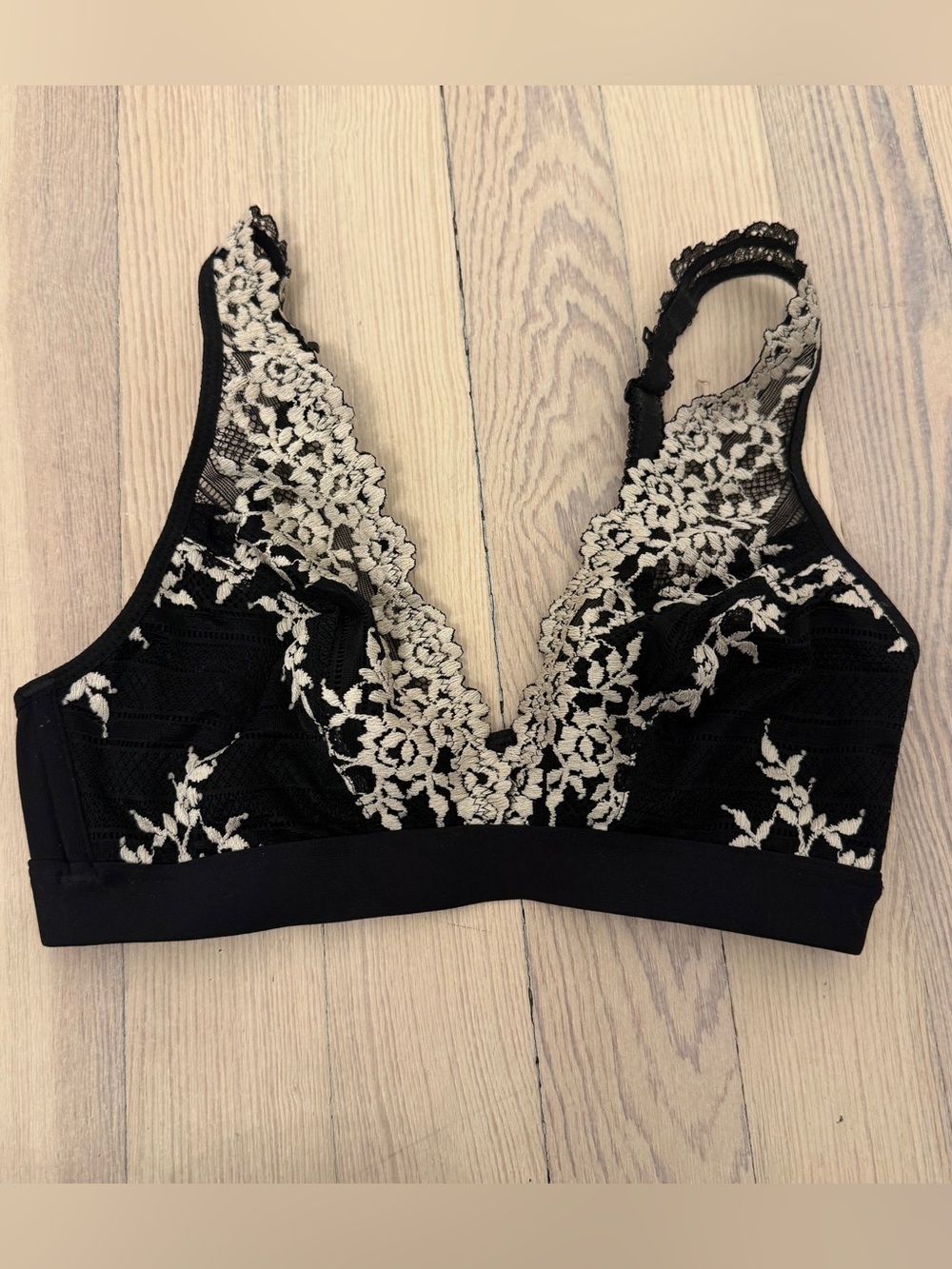 WACOAL Women’s Black Lace White Floral Embroidered Bra Size 34C